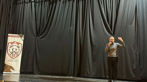 Andrés París ofrece una magnífica conferencia sobre las emociones en el fútbol