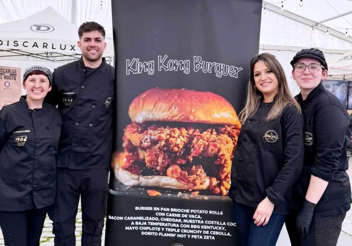 El equipo de La Piscina presumiendo de hamburguesa: la King Kong Burger