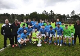 La plantilla talayuelana con el último 'fichaje', Bruno, hijo del capitán Rober