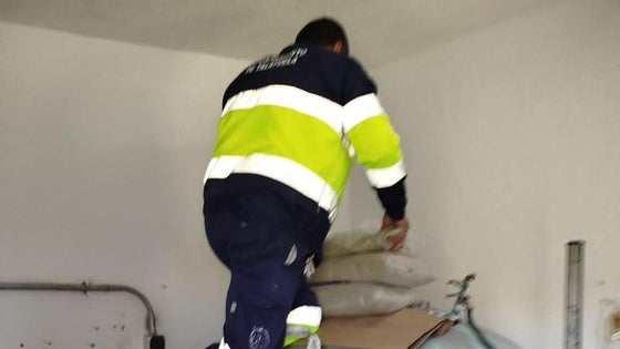 Se cambia arena por vidrio filtrante en la depuradora de las piscinas de las pedanías