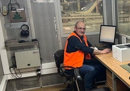 Urbano Jara en su puesto de trabajo en la fábrica de Talayuela