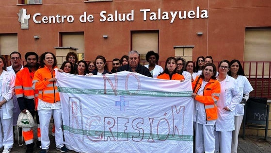 Los sanitarios de Talayuela se concentran para rechazar la agresión verbal sufrida por la pediatra del centro de salud