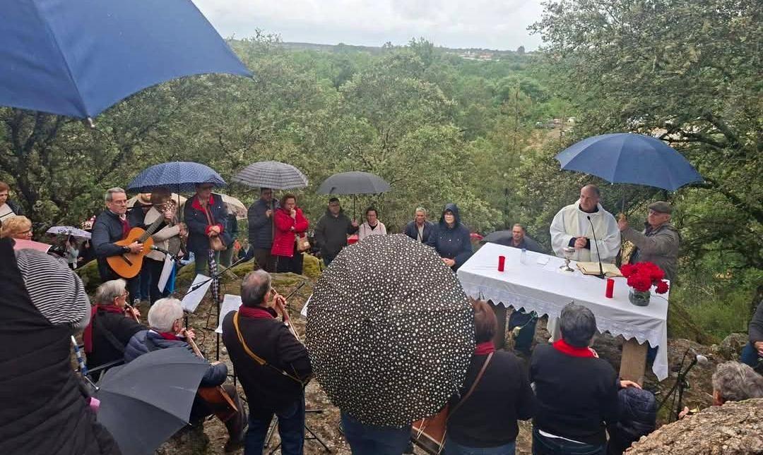 La romería de Barquilla se impone a la lluvia