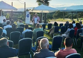 A la reunión asistieron cerca de medio centenar de empresarios