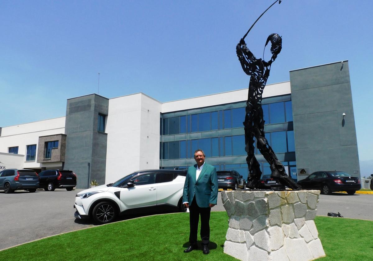 Jesús Moreno muestra orgulloso su obra, Seve