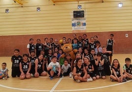 Jóvenes aficionados al baloncesto