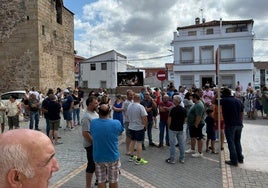 Concentración frente al Ayuntamiento de Talayuela