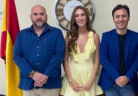 Sofía Barquilla entre el alcalde y el director del instituto San Martín