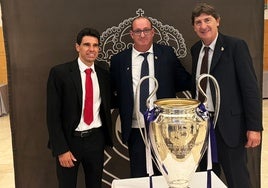 El presidente de la peña, Reyes Fernández, entre Óscar Miñambres y Agustín Rodríguez