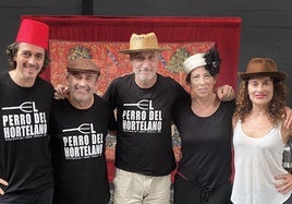 Paco Mir en el centro con los protagonistas de la obra