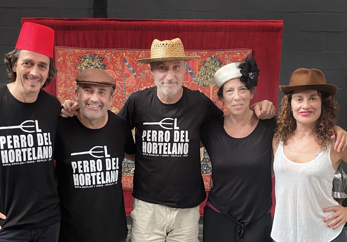 Paco Mir en el centro con los protagonistas de la obra