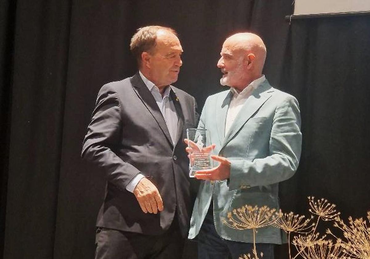 Juan Carlos Pérez, a la derecha, recibe el galardón