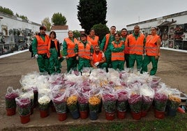 Participantes en el curso en el cementerio