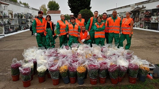 Alumnos de jardinería hacen labores en el cementerio