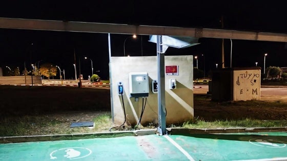 En funcionamiento el punto de recarga para vehículos eléctricos