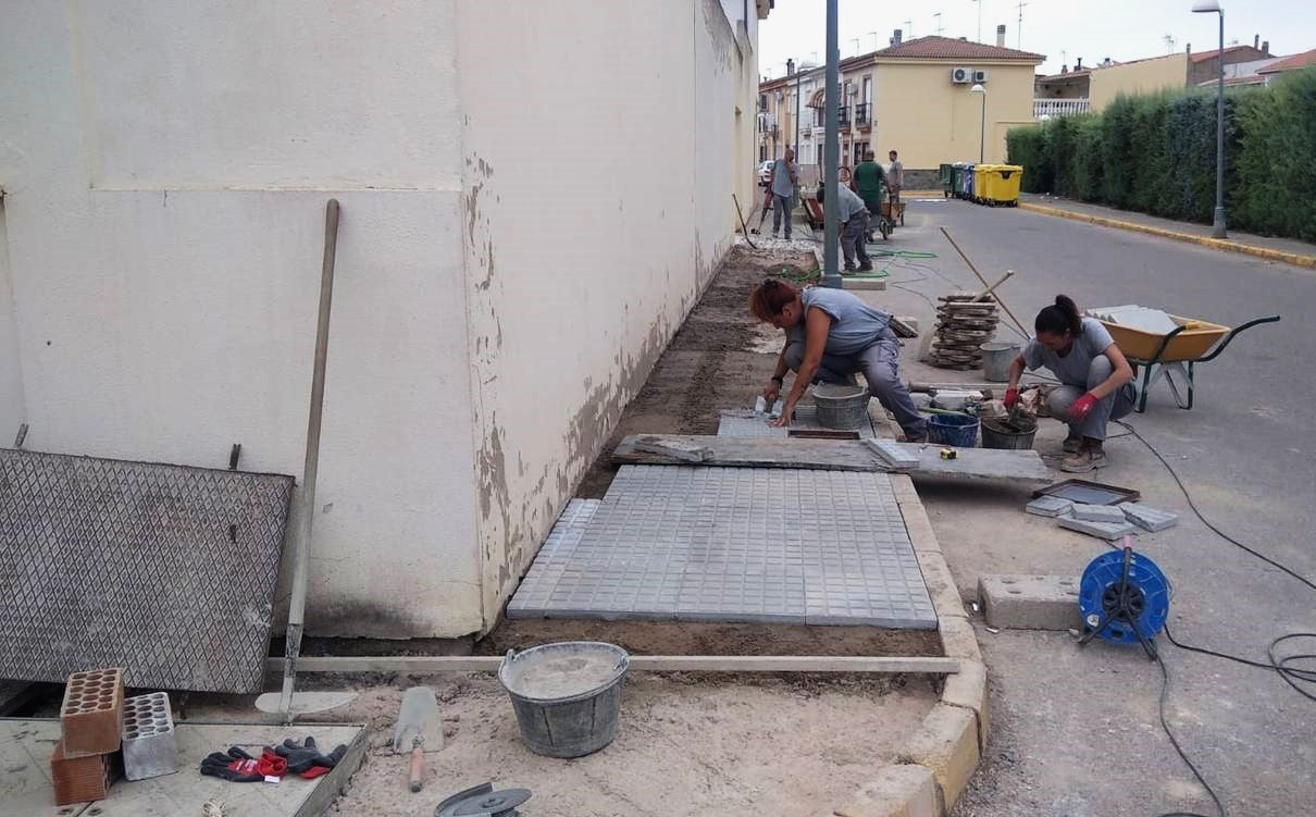 Trabajos de albañilería en las calles de Talayuela