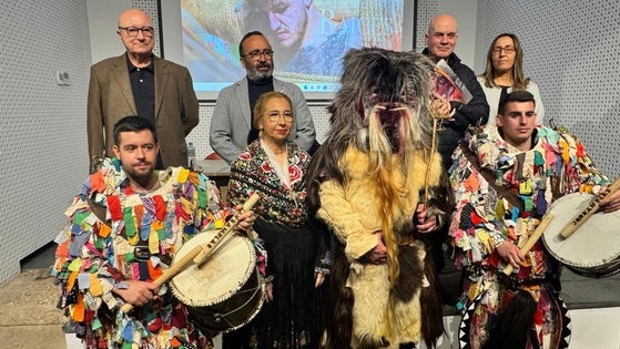 La Diputación edita el libro 'Raíces', un viaje por la antropología cacereña