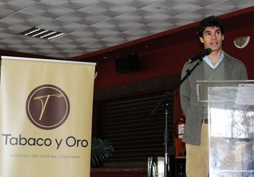 El torero Pablo Aguado recibe el premio Tabaquera de Oro en Losar de la Vera