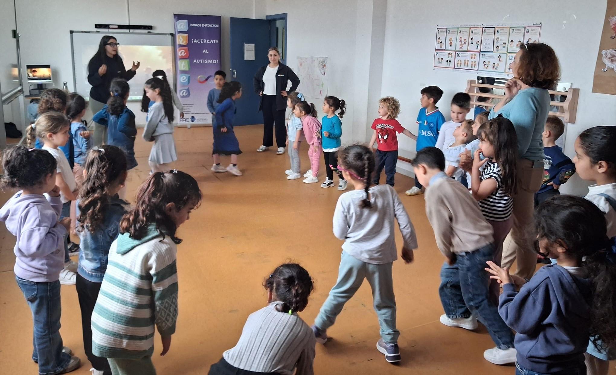 Marea azul en el colegio Juan Güell