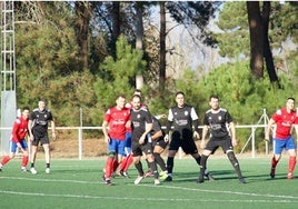 Jarandilla, primer líder de la liga de veteranos al ganar 3-0 a Peraleda