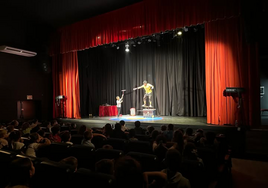 El circo y el humor llenaron la casa de la cultura