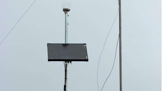Se instala una nueva estación de monitorización ambiental y meteorológica con pluviómetro