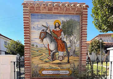 La Hermandad de la entrada de Jesús a Jerusalén inaugura el retablo cerámico de La Borriquita