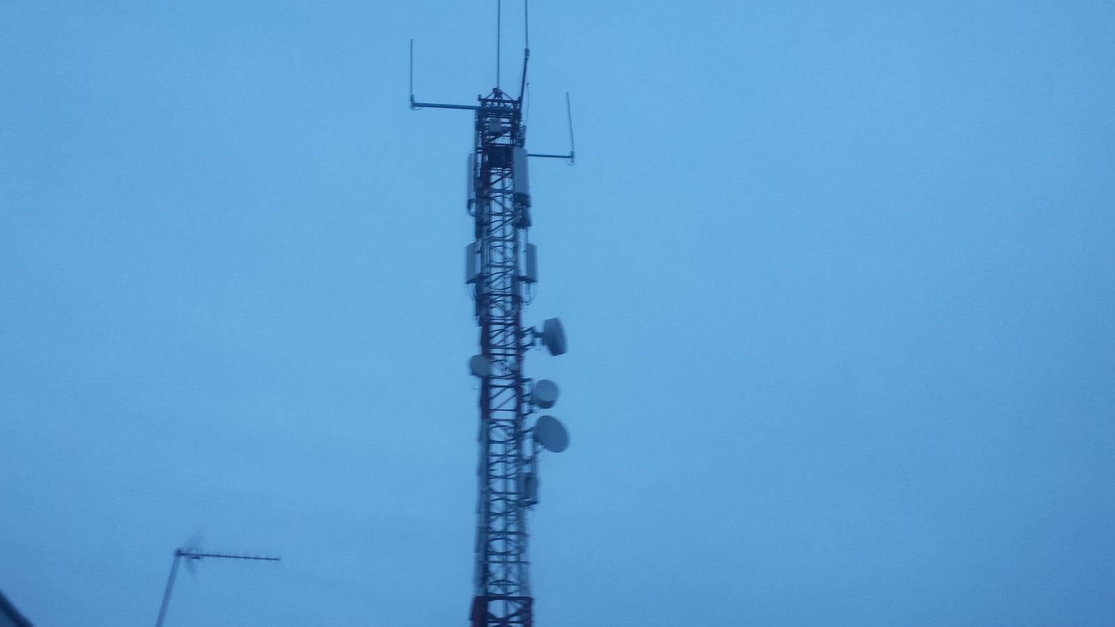 Antena de telefonía instalada en el interior de la población de Talayuela