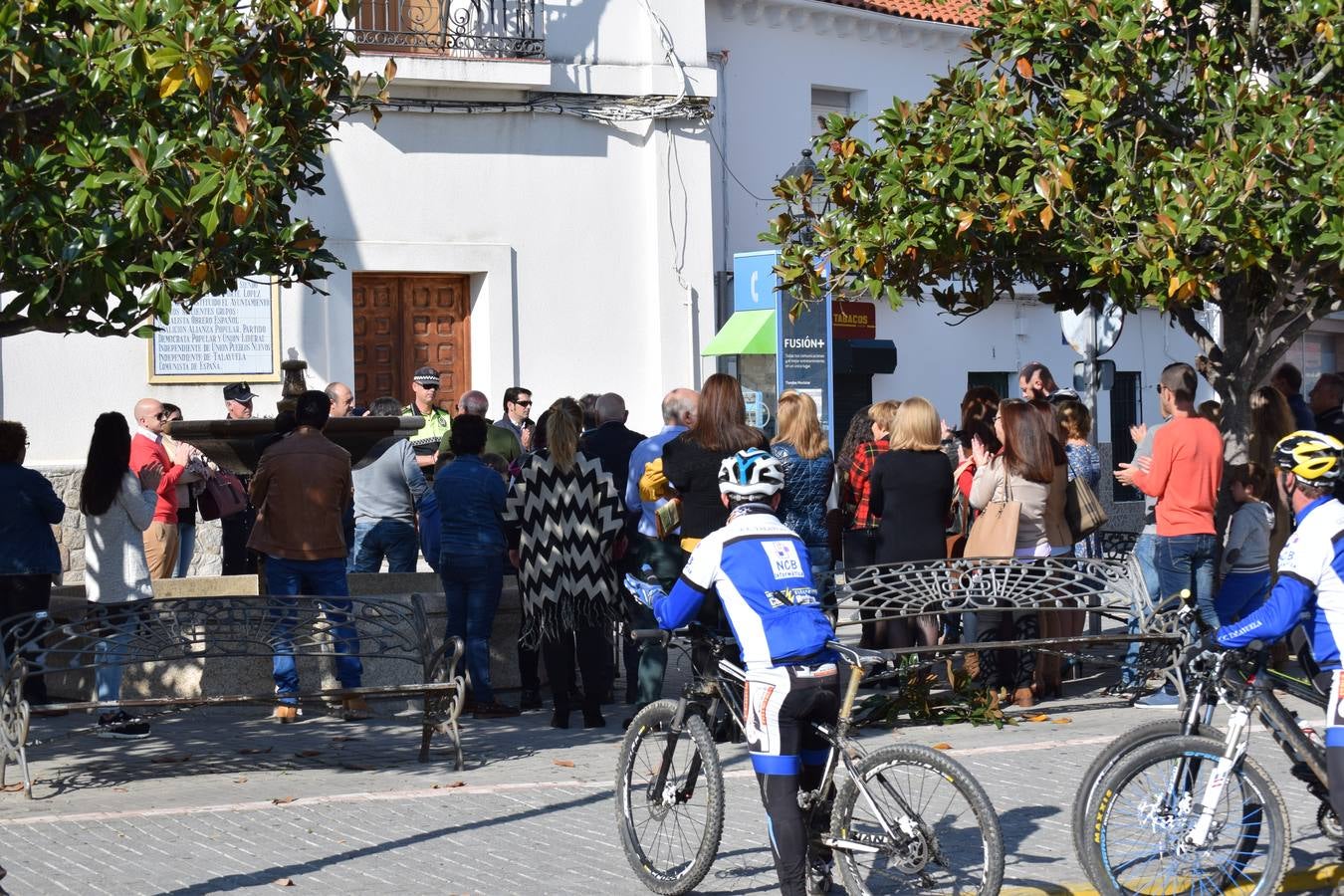 El Ayuntamiento de Talayuela guarda un minuto de silencio por los atentados de París