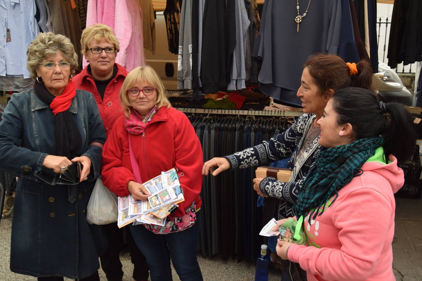 María José García junto a varias vecinas de la localidad esta mañana en el mercadillo 