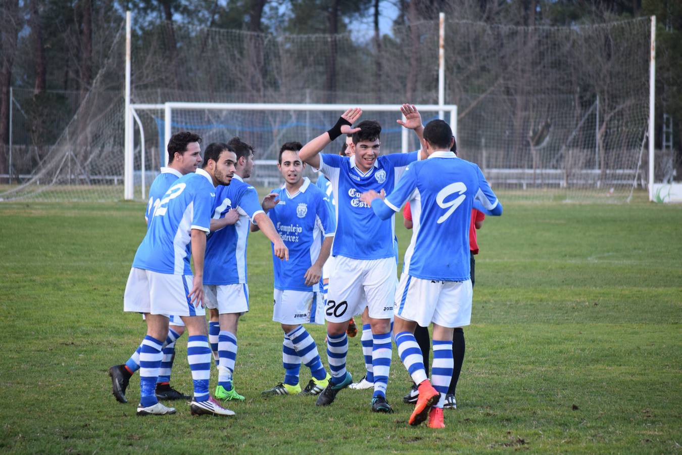 Momento de la celebración del único gol del encuentro 