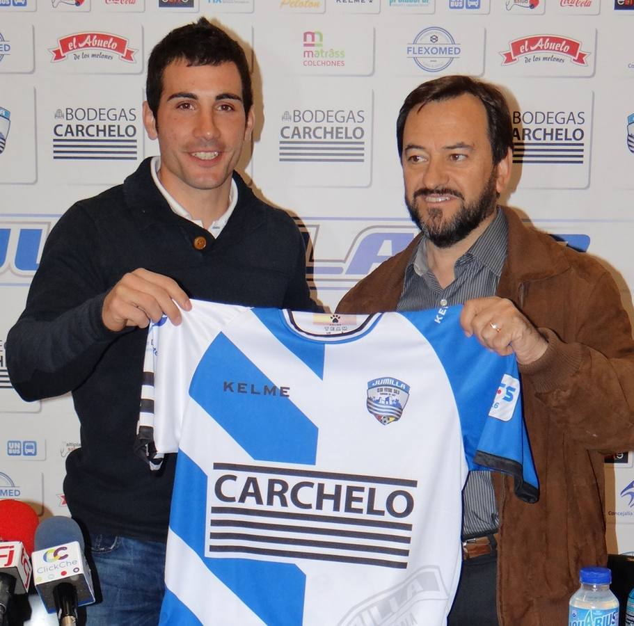 Imagen del nuevo jugador del Jumilla junto a su presidente Lorenzo Abellán 