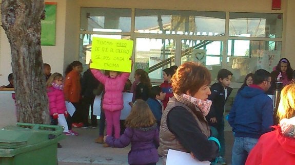Padres, madres y escolares a las puertas del colegio 