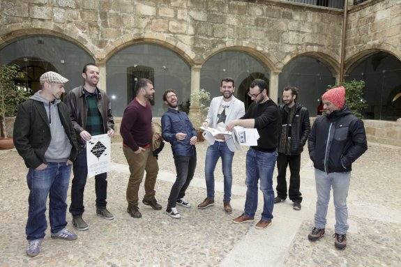 Una parte de los creadores que participan en 'Muro Crítico' junto al diputado Álvaro Sánchez 