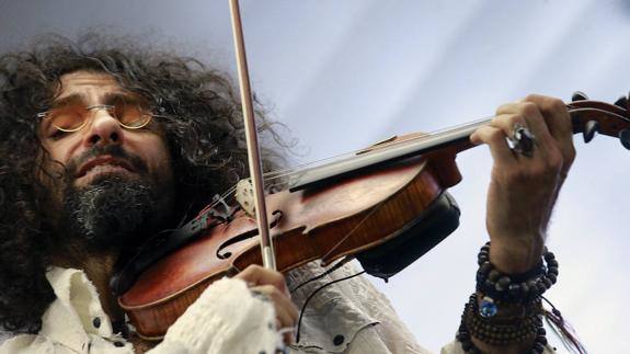 El violinista Ara Malikian, durante la presentación en Madrid de la campaña "15 con los refugiados". 