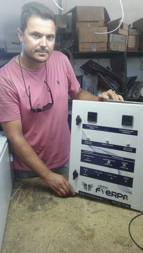 Darío Rodríguez, con un cuadro de mandos en el taller de Fyerpa