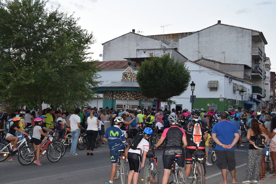 Compañeros de ruta, aficionados y vecinos homenajean a Valeriano Alegre y arropan a su familia en Talayuela