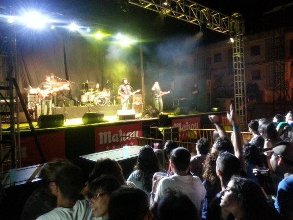 Asistentes frente al escenario de los conciertos