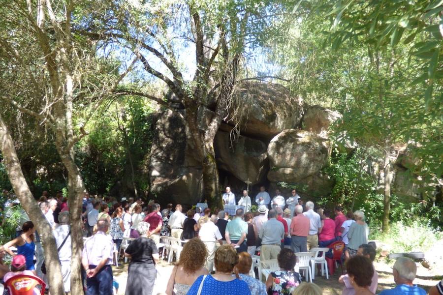 Al fondo de la gruta se encuentra la imagen de la virgen