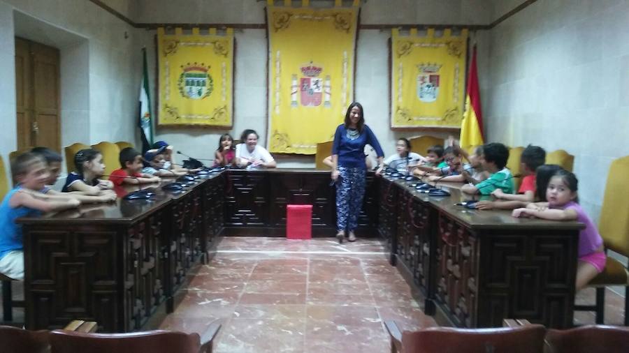 Los participantes en el campamento de Cruz Roja conocen el Ayuntamiento
