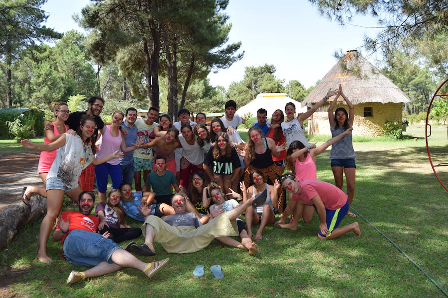 Equipo de monitores y acampados en el Campo de Trabajo Internacional Circo en la Naturaleza en El Quinto Pino 