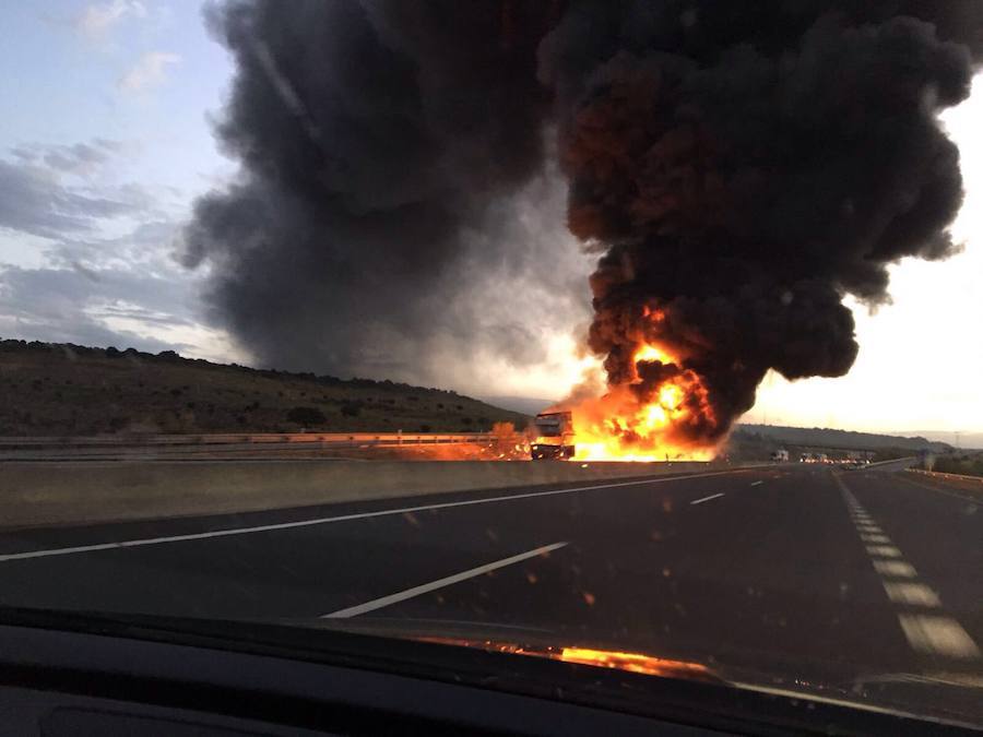Arde un camión con tapones de plástico en la A-5, a la altura de Jaraicejo