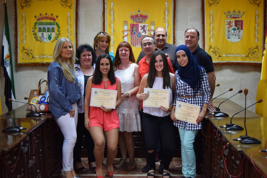 Premiadas junto a familiares, el alcalde, la concejala de Educación y la directora del IES San Martín 
