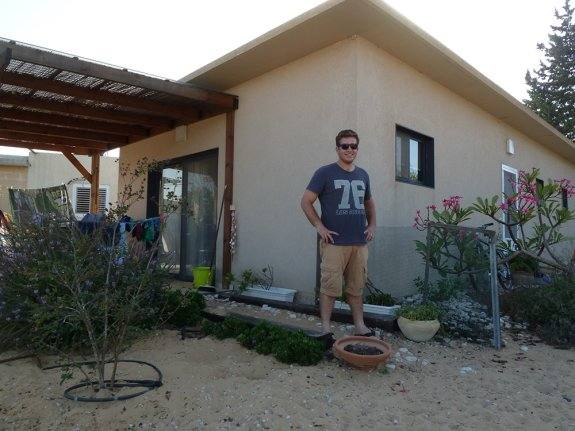 Lorenzo Herrera delante de su casa en Nativ Ha 