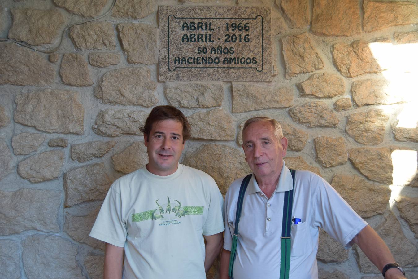 Mariano y Pablo Estévez, junto a la placa conmemorativa de los 50 años de aniversario 