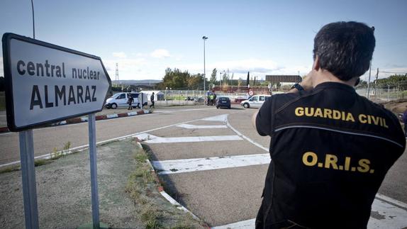 Un agente del Instituto Armado, en noviembre del año 2013, durante un simulacro