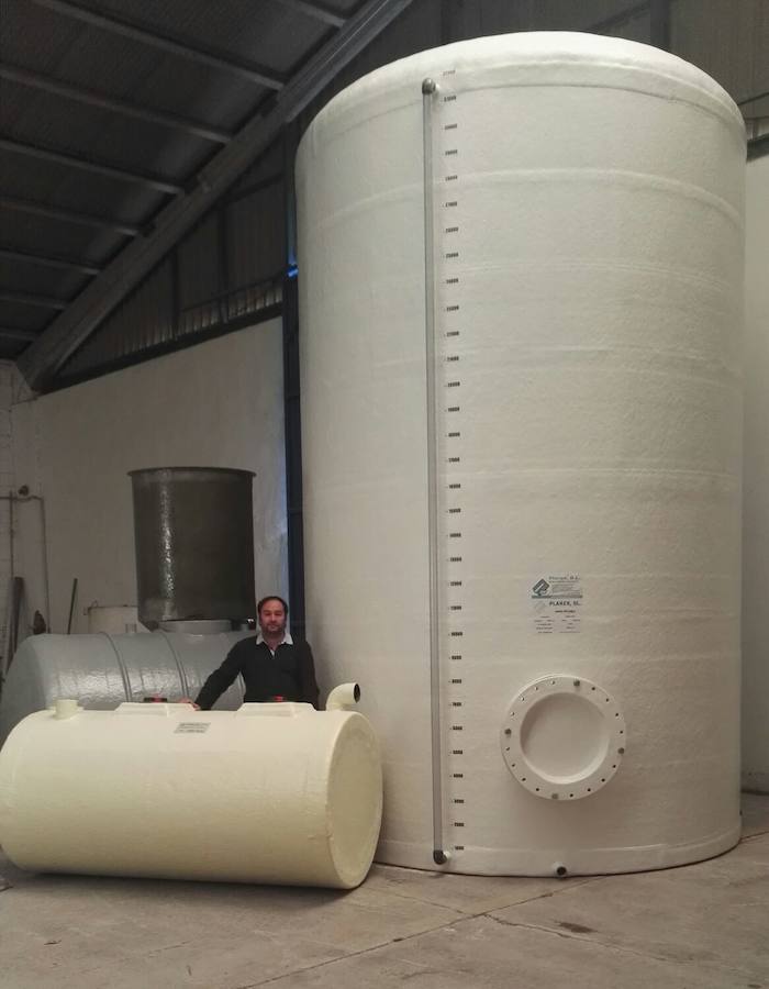 Martín con uno de los depósitos fabricados para ganadería 