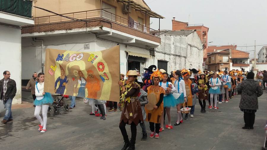 Los alumnos de las guarderías y del CEIP Gonzalo Encabo abren el Carnaval 2017