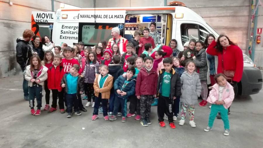 Escolares de Santa María de las Lomas y Barquilla visitan las instalaciones de las ambulancias Aravei