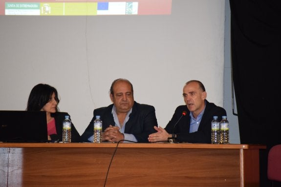 María Eugenia García, gerente de Arjabor; Raúl Miranda, presidente, y Manuel Mejías, director general de Desarrollo Rural, en la presentación de las ayudas, ayer en Talayuela